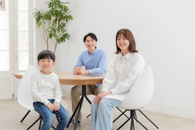 リビングで過ごす親子