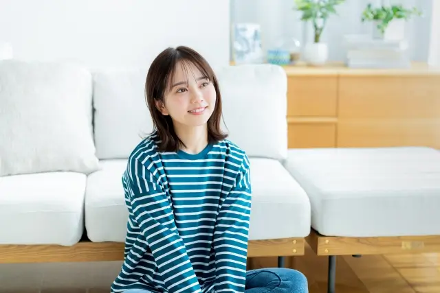 リビングでくつろぐ女性